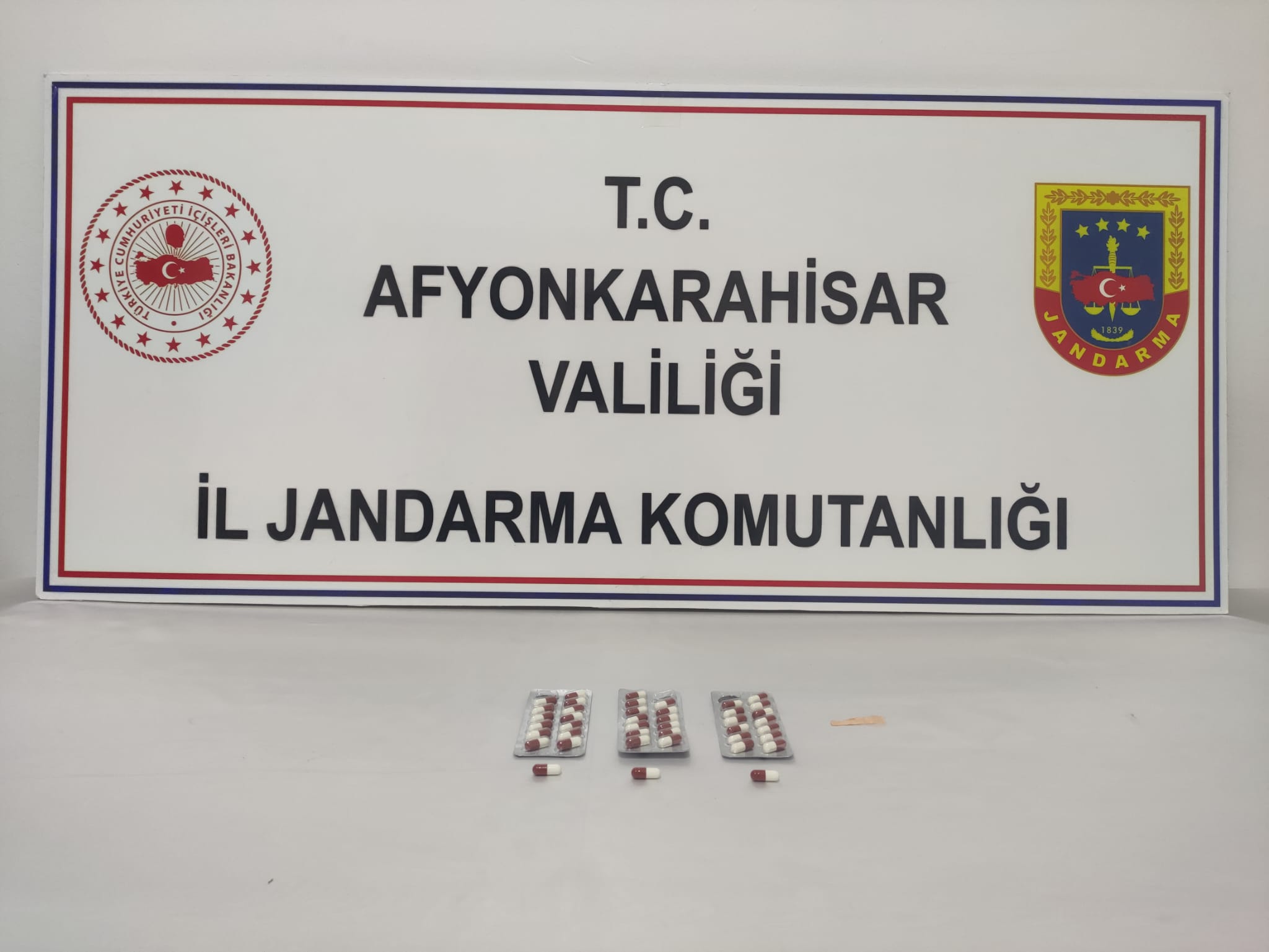   Afyonkarahisar İl Jandarma Komutanlığınca, aranan şahısların tespiti ve yakalanması