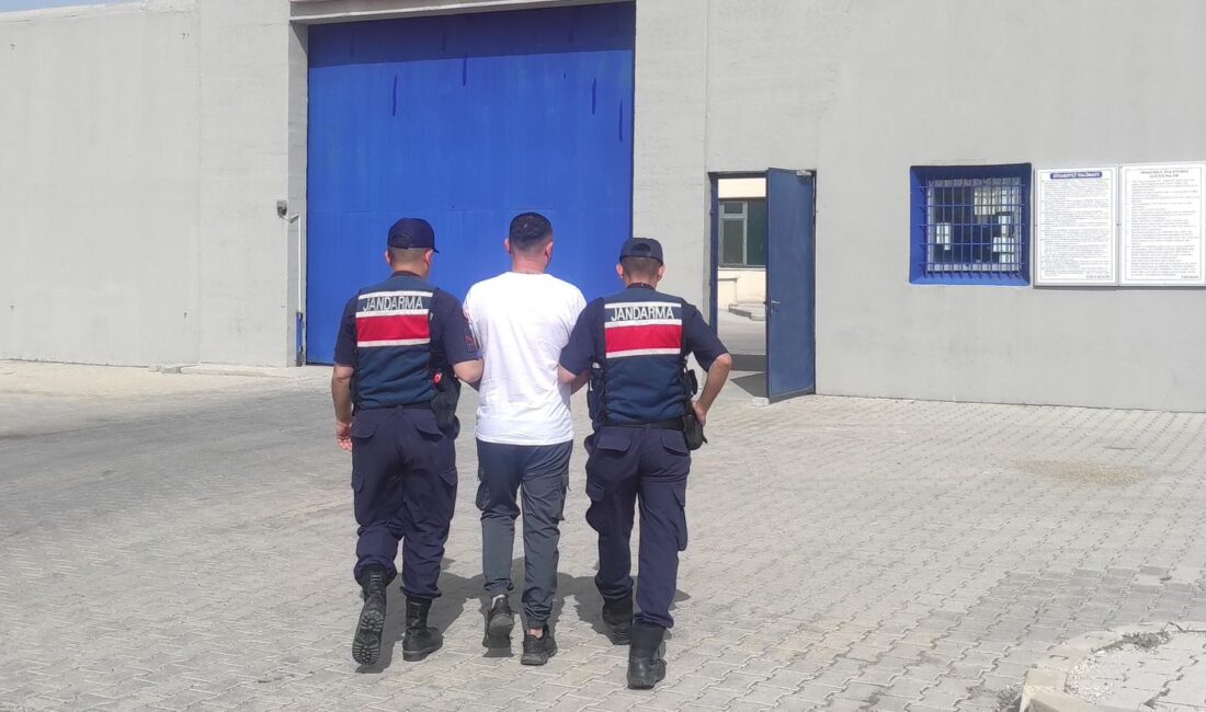 Jandarma firari suçluya göz açtırmadı Afyonkarahisar İl Jandarma Komutanlığınca, aranan şahısların tespiti ve yakalanmasına yönelik