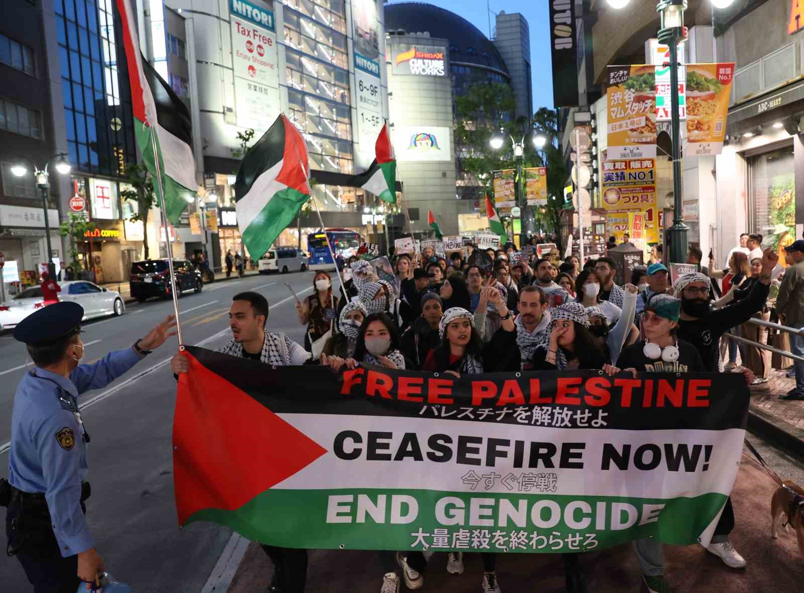 JAPONYA’NIN BAŞKENTİ TOKYO'DA FİLİSTİN’E DESTEK İÇİN İNTİFADA YÜRÜYÜŞÜ’NE KATILAN YÜZLERCE
