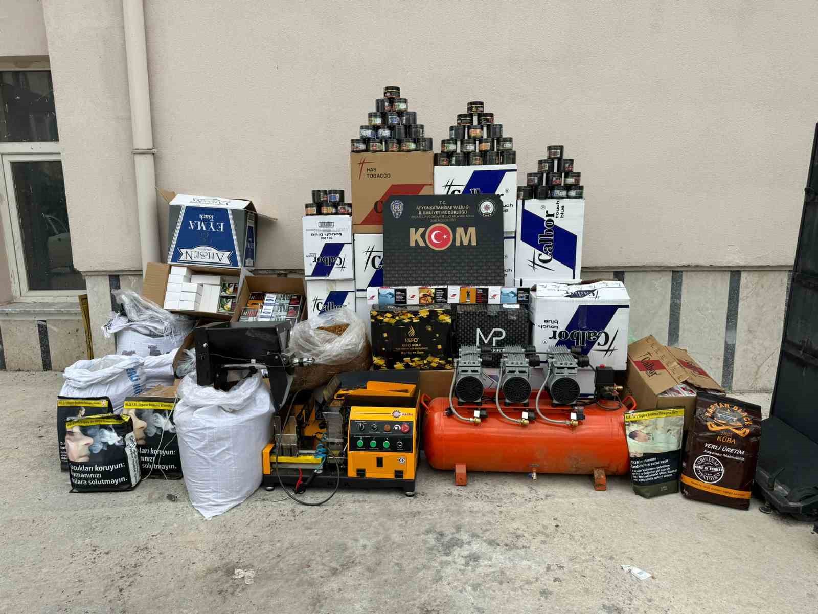 Afyonkarahisar’ın İscehisar’ın ilçesinde yapılan operasyonda çok sayıda kaçak tütün, elektronik
