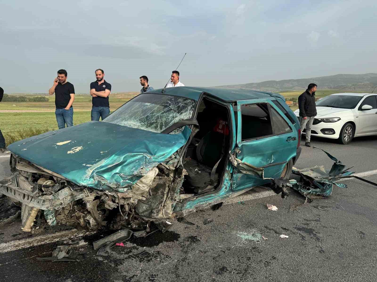 Afyonkarahisar’da kafa kafaya çarpışan iki otomobilin sürücüleri yaralandı. Kaza, Çobanlar