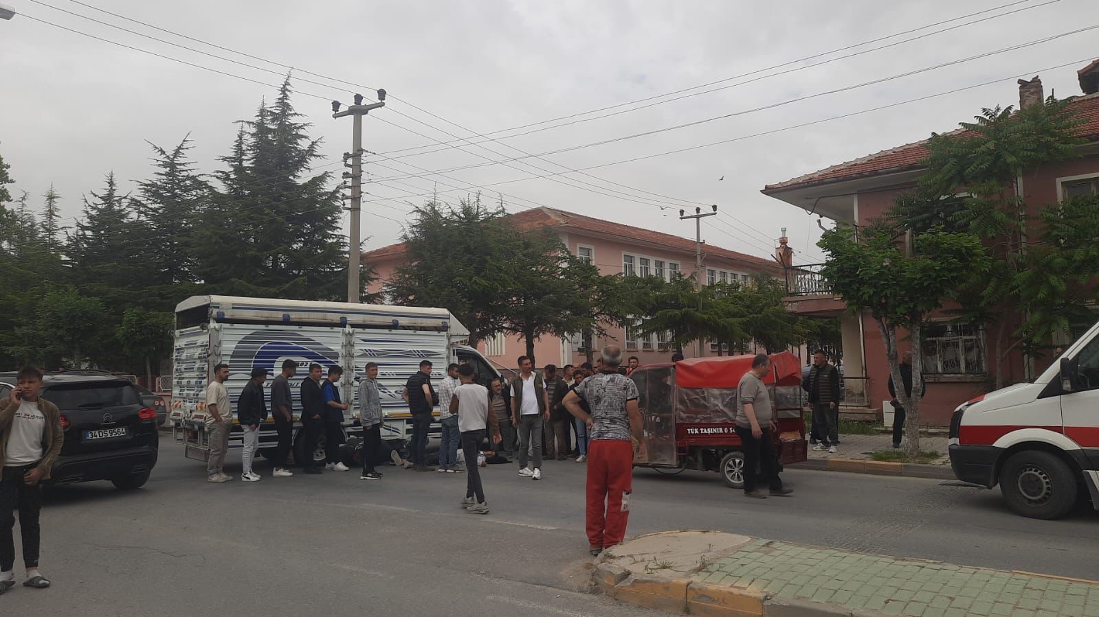 Afyonkarahisar’da kamyonetin çarptığı motosikletin sürücüsü ağır yaralandı. Kaza, Bolvadin ilçe