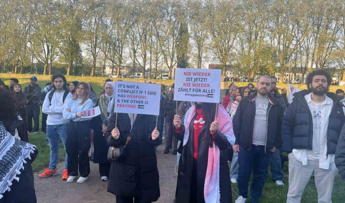 Almanya’daki Köln Üniversitesi önünde toplanan yüzlerce kişi, İsrail’in Gazze’ye karşı