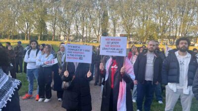 Almanya’daki Köln Üniversitesi önünde toplanan yüzlerce kişi, İsrail’in Gazze’ye karşı