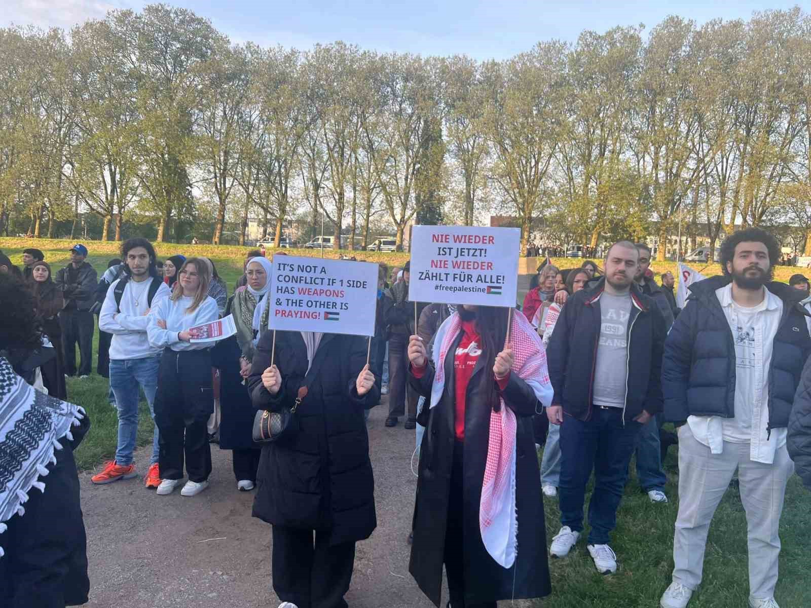Almanya’daki Köln Üniversitesi önünde toplanan yüzlerce kişi, İsrail’in Gazze’ye karşı