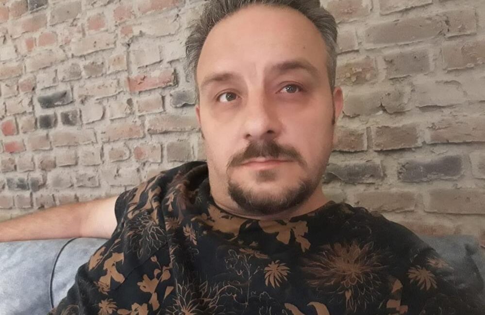 Manisa’nın Akhisar ilçesinde sürücüsünün direksiyon hakimiyetini kaybettiği motosiklet yoldan çıkarak