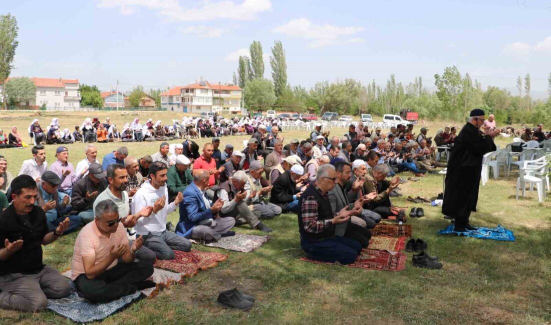 Afyonkarahisar’ın Sandıklı ilçesine bağlı Ürküt Köyünde vatandaşlar yağmur duasına çıktı.