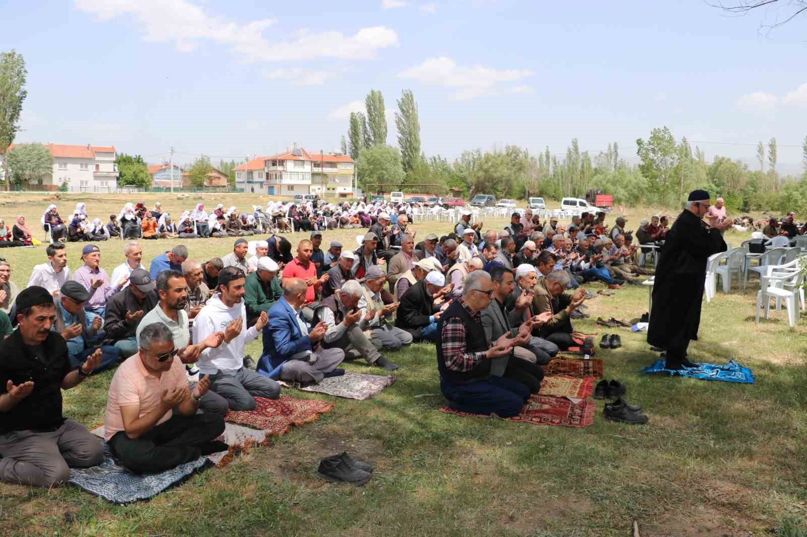 Afyonkarahisar’ın Sandıklı ilçesine bağlı Ürküt Köyünde vatandaşlar yağmur duasına çıktı.
