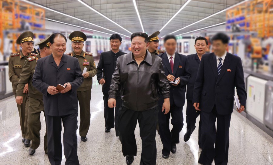 KUZEY KORE LİDERİ KİM JONG-UN, SİLAH FABRİKALARINI DENETLEDİĞİ SIRADA KESKİN
