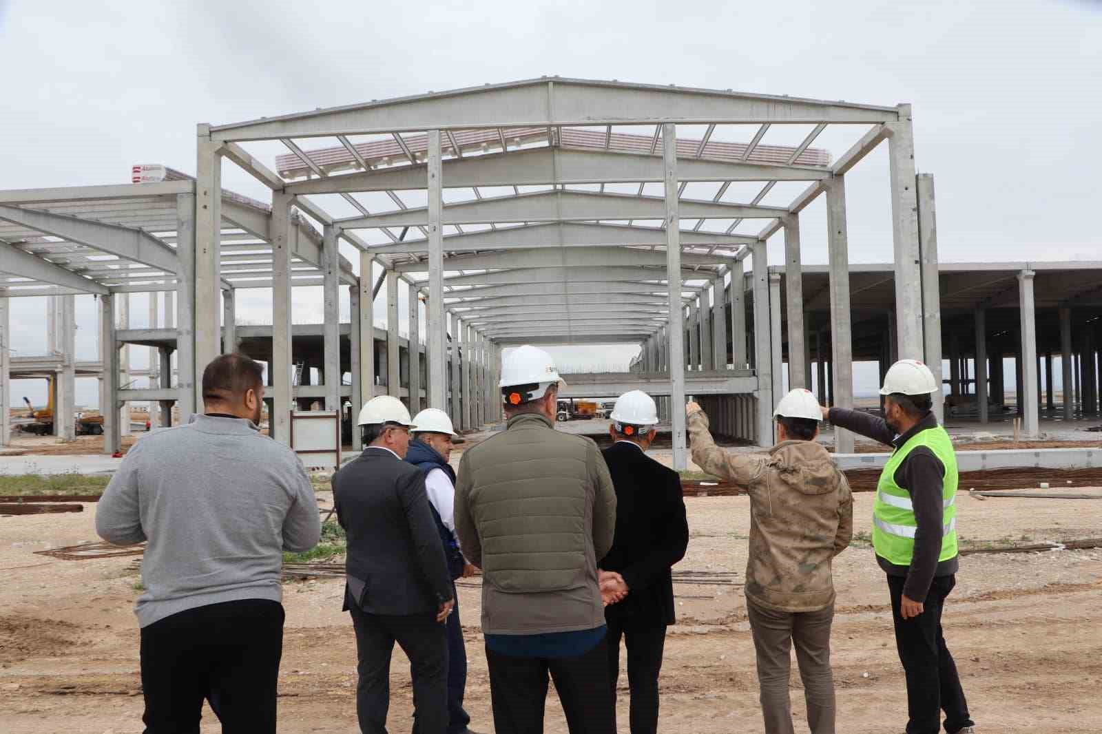 Afyonkarahisar Emirdağ Kaymakamı Osman Bilici, ilçeye kurulacak olan lastik fabrikası