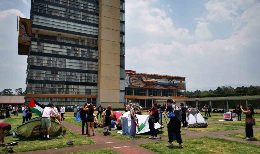 MEKSİKA'DA ÖĞRENCİLER, ÜNİVERSİTE KAMPÜSÜNE FİLİSTİNLİLERE DESTEK İÇİN ÇADIR KAMPI KURDU.