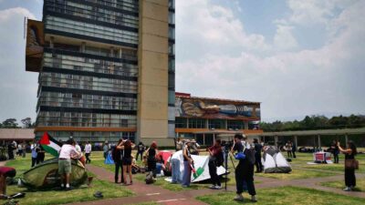 MEKSİKA'DA ÖĞRENCİLER, ÜNİVERSİTE KAMPÜSÜNE FİLİSTİNLİLERE DESTEK İÇİN ÇADIR KAMPI KURDU.