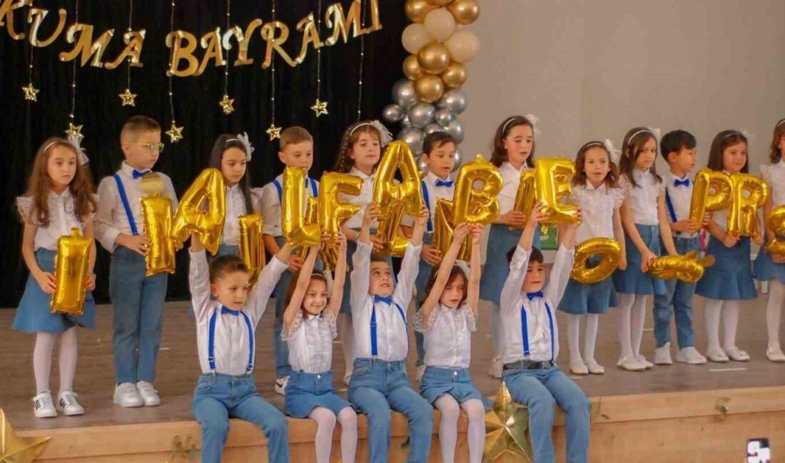 Afyonkarahisar’ın Bolvadin ilçesinde gerçekleştirilen okuma bayramında minikler okuma yazma öğrenmenin