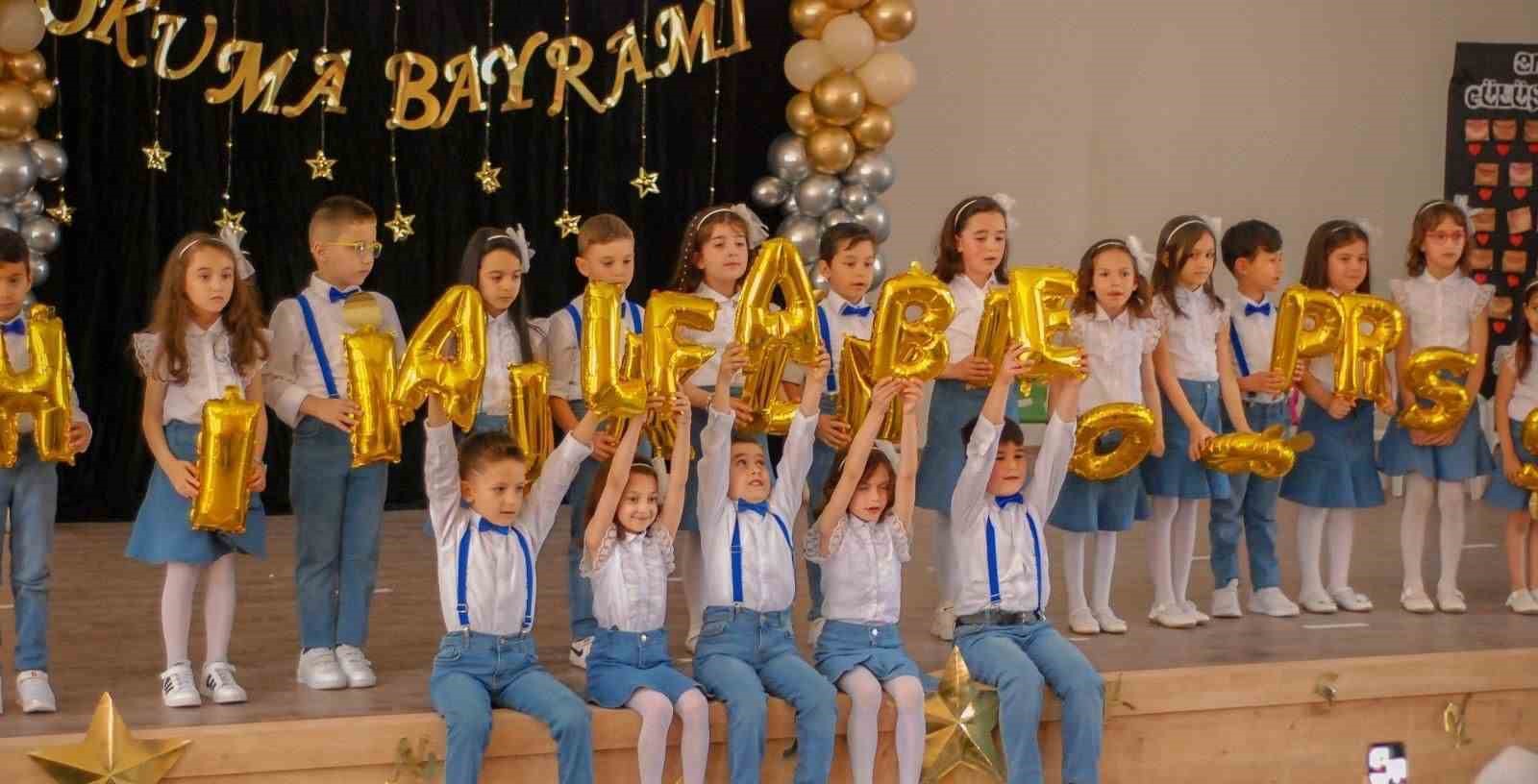 Afyonkarahisar’ın Bolvadin ilçesinde gerçekleştirilen okuma bayramında minikler okuma yazma öğrenmenin