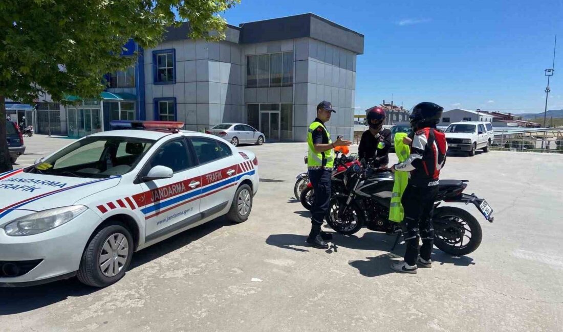Afyonkarahisar’ın Emirdağ ilçesinde jandarma ekipleri tarafından motosiklet kullanıcılarına yönelik güvenli
