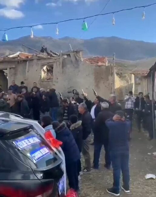 AFYONKARAHİSAR’DA BİR KÖY DÜĞÜNÜNDE MUHTAR OLDUĞU İDDİA EDİLEN KİŞİNİN YANINDAKİ