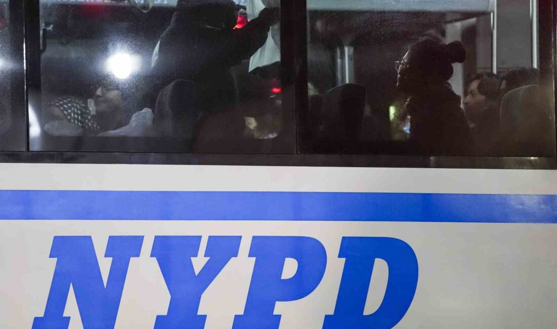 NEW YORK POLİSİ, FİLİSTİN’E DESTEK GÖSTERİLERİNDE 282 ÖĞRENCİYİ GÖZALTINA ALDI