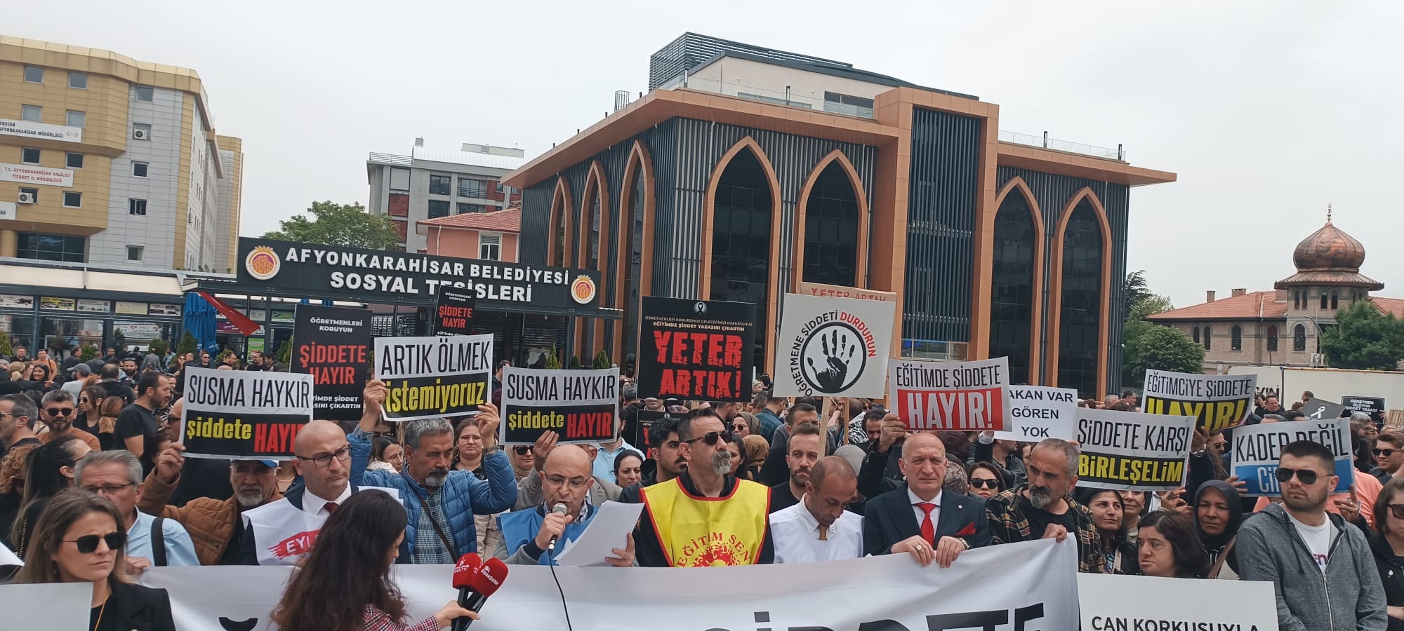 Hürriyetçi Eğitim Sen Afyonkarahisar Şube Başkanı Nizamettin Şenol, eğitim çalışanlarına