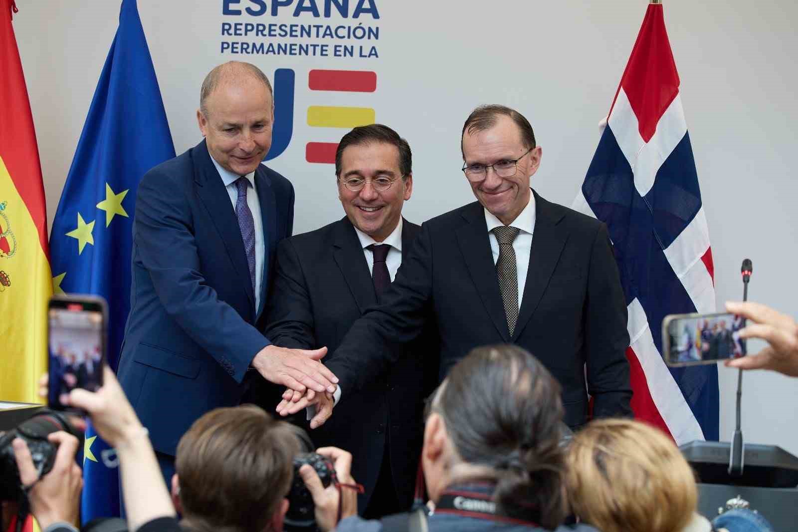 Norveç Dışişleri Bakanı Espen Barth Eide, İrlanda Dışişleri Bakanı Micheal