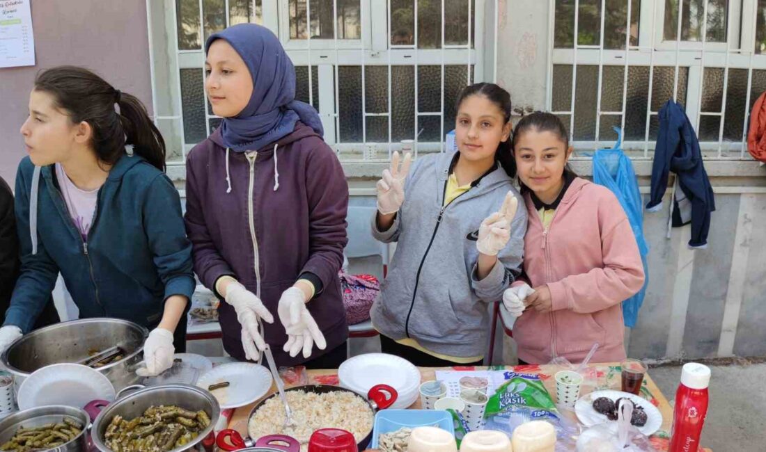Afyonkarahisar’ın Şuhut Fatih Ortaokulu’nda, okul aile birliği tarafından hayır çarşısı