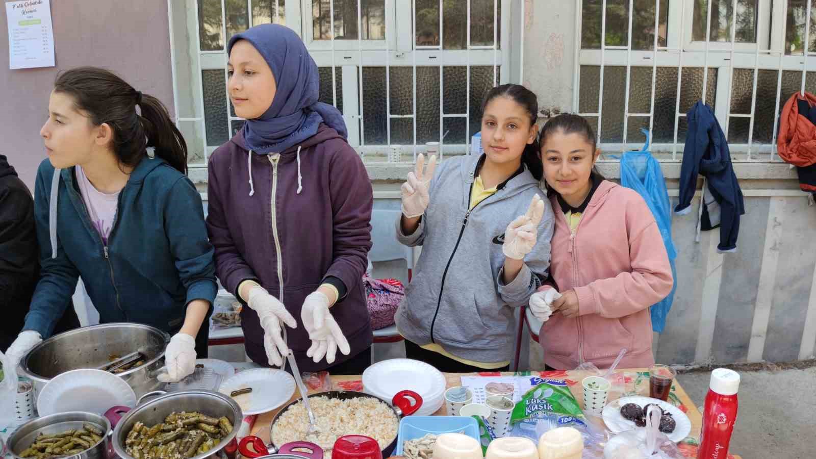 Afyonkarahisar’ın Şuhut Fatih Ortaokulu’nda, okul aile birliği tarafından hayır çarşısı