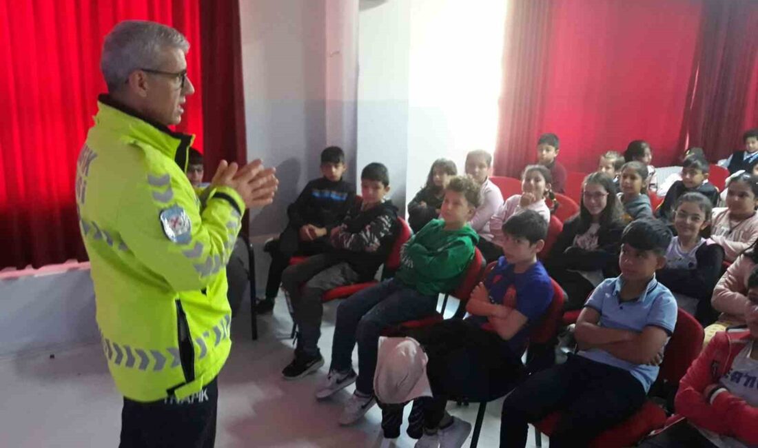 Afyonkarahisar’da polis tarafından ilkokul öğrencilerine güvenlik trafik eğitimi verildi. Afyonkarahisar