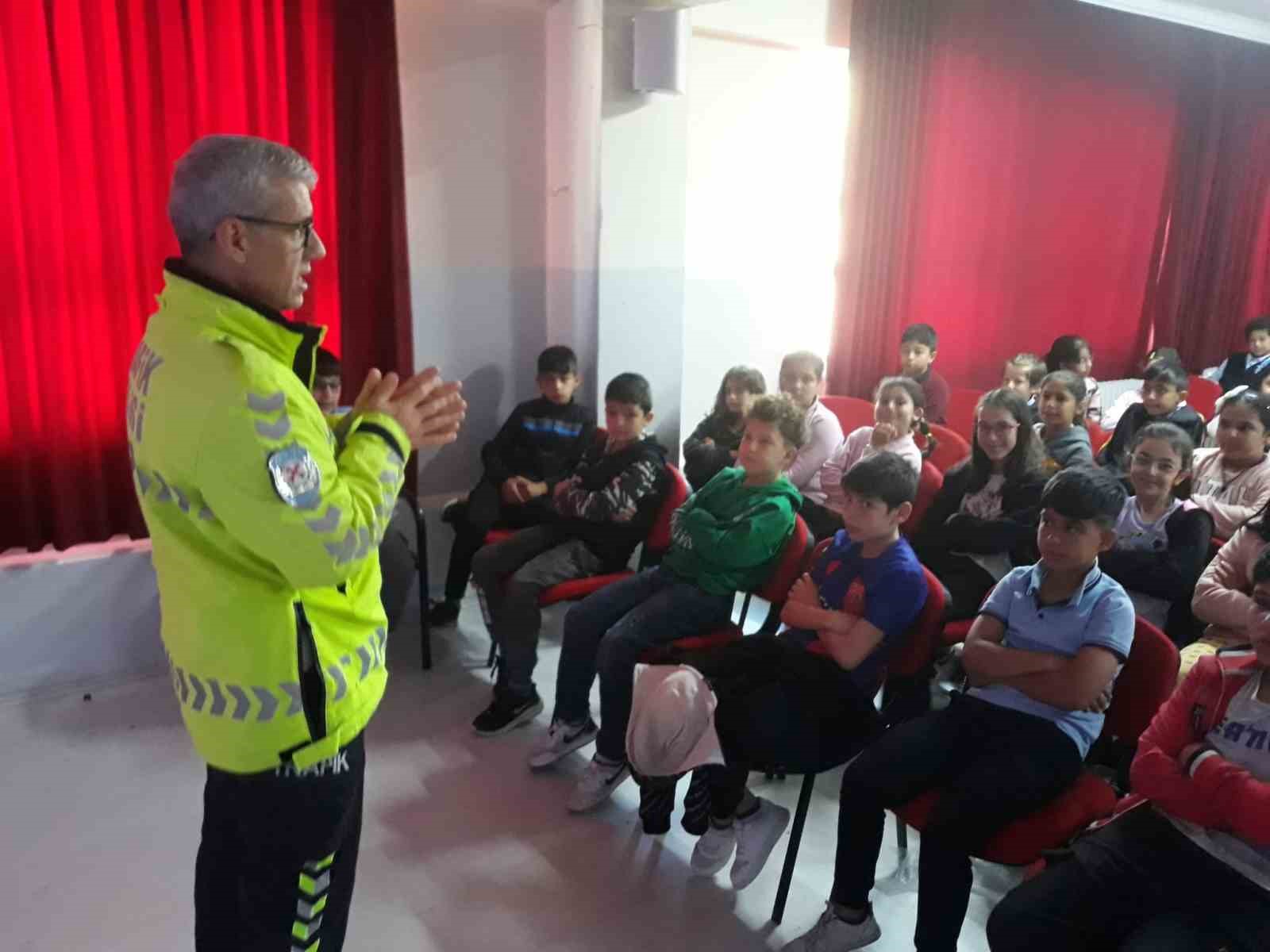 Afyonkarahisar’da polis tarafından ilkokul öğrencilerine güvenlik trafik eğitimi verildi. Afyonkarahisar