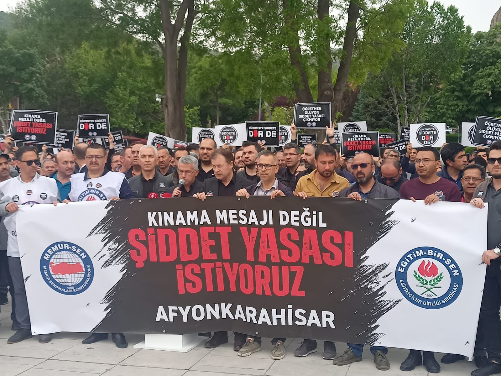 Afyonkarahisar’da eğitim çalışanları, eğitim çalışanlarına yönelik meydana gelen şiddet olaylarını