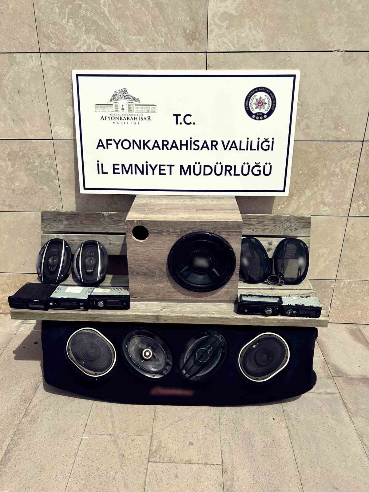 Afyonkarahisar’da otomobil ve kamyonlardan teyp ile hoparlör ve takograf çalan