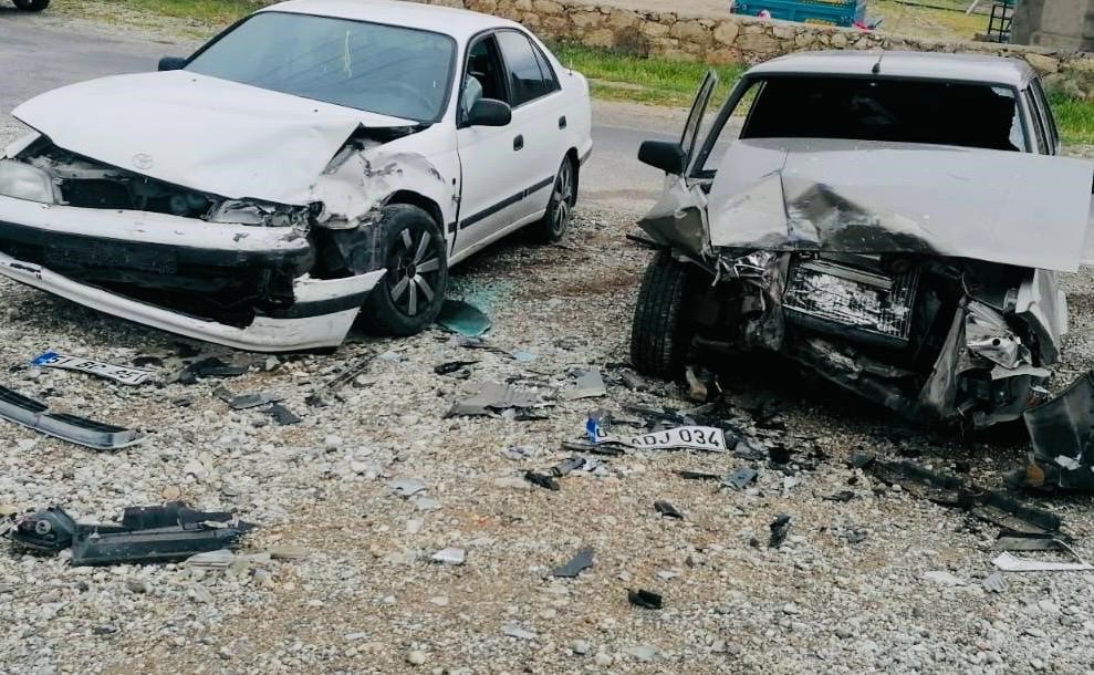 Afyonkarahisar’da kafa kafaya çarpışan otomobillerde biri 2 yaşında bebek 3
