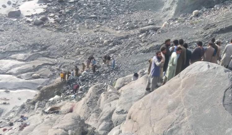 Pakistan’ın Gilgit Baltistan bölgesinde yolcu otobüsünün vadiye yuvarlanması sonucu 20
