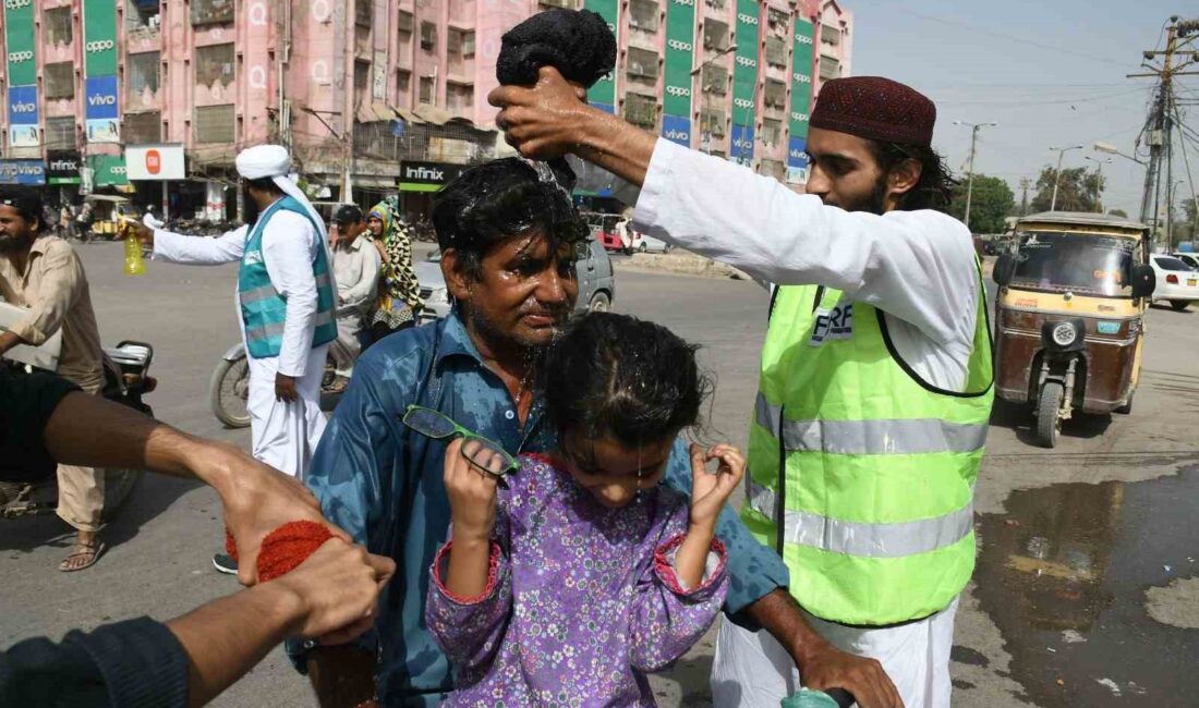 Pakistan’da görülen aşırı sıcaklarda termometreler 50 dereceyi gösterdi. Pakistan’da sıcak