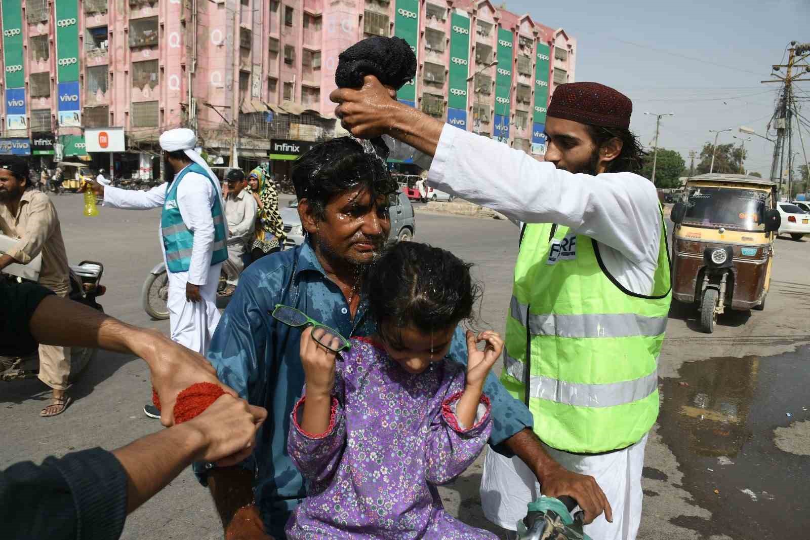 Pakistan’da görülen aşırı sıcaklarda termometreler 50 dereceyi gösterdi. Pakistan’da sıcak