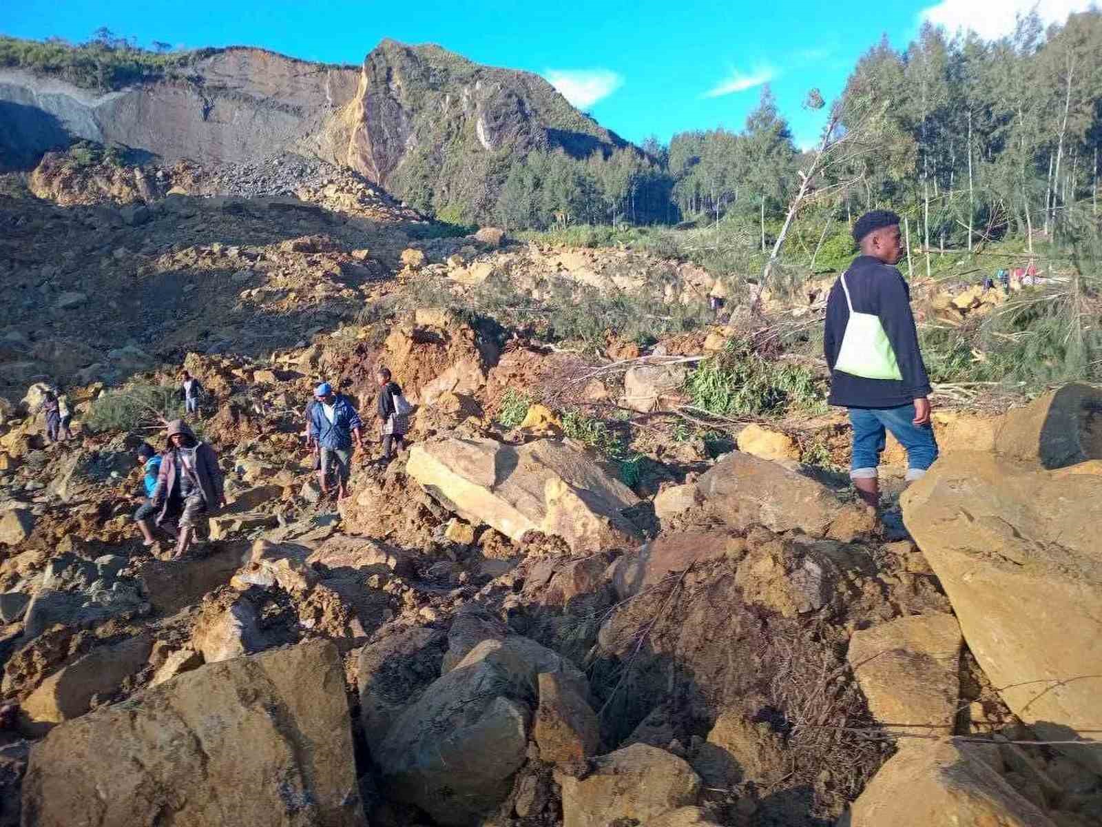 Papua Yeni Gine basını ülkede meydana gelen toprak kaymasında en