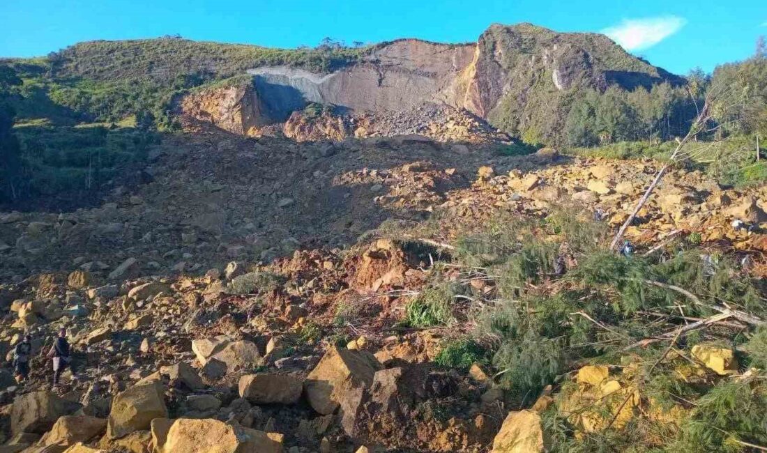 Papua Yeni Gine’de bir köyde meydana gelen toprak kaymasında 100’den
