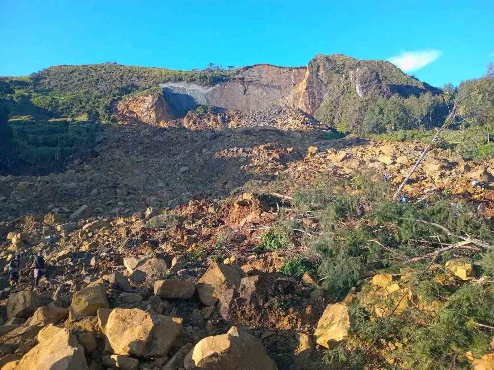 Papua Yeni Gine’de bir köyde meydana gelen toprak kaymasında 100’den