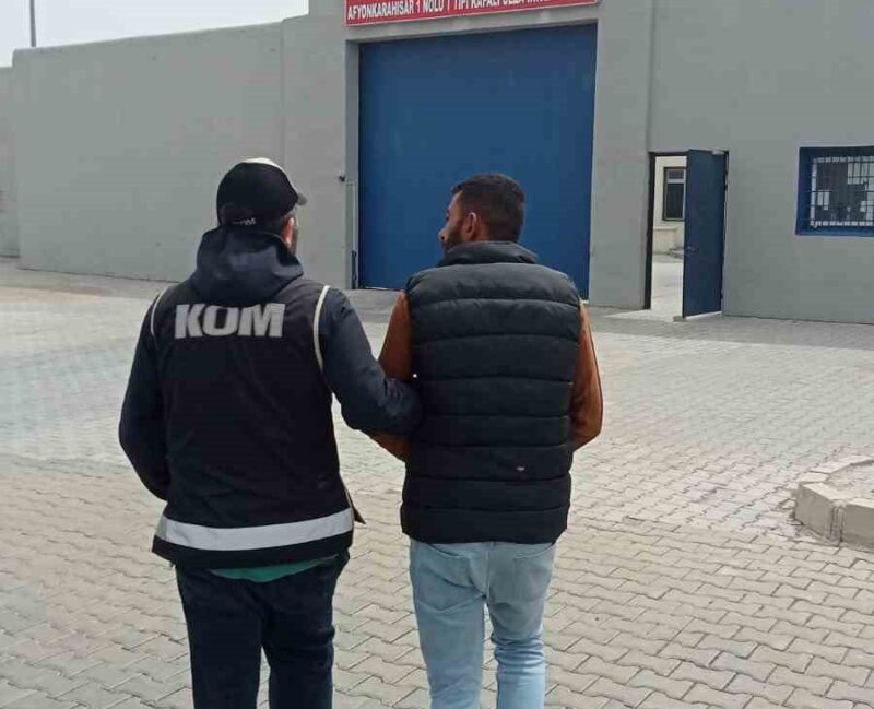 Afyonkarahisar’da parada sahtecilik suçundan aranan şahıs polis operasyonuyla yakalandı. Edinilen