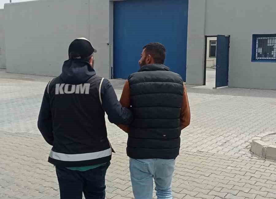 Afyonkarahisar’da parada sahtecilik suçundan aranan şahıs polis operasyonuyla yakalandı. Edinilen