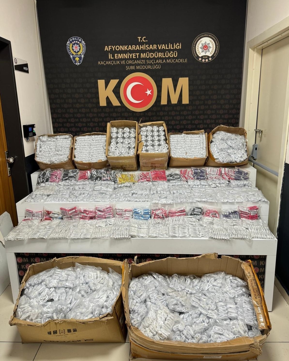 Afyonkarahisar’da şüphe üzerine durdurulan bir araçta 13 bin 680 adet