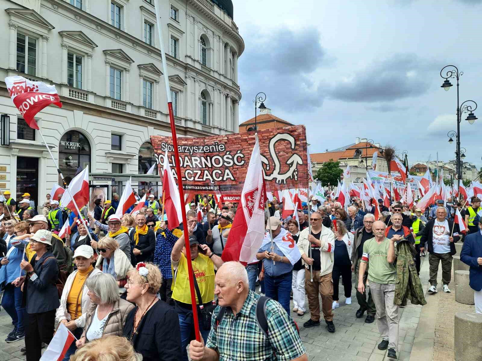 POLONYA’DA 35 BİN KİŞİLİK ÇİFTÇİ PROTESTOSU