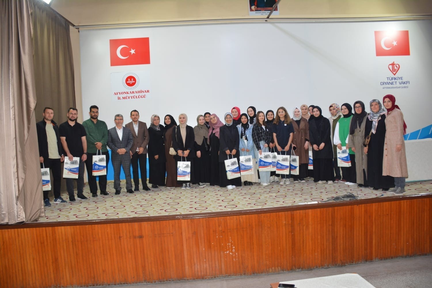Afyonkarahisar İl Müftülüğü ’nün yürüttüğü “Genç Gönüller Çocuk Gönüllerle Buluşuyor”