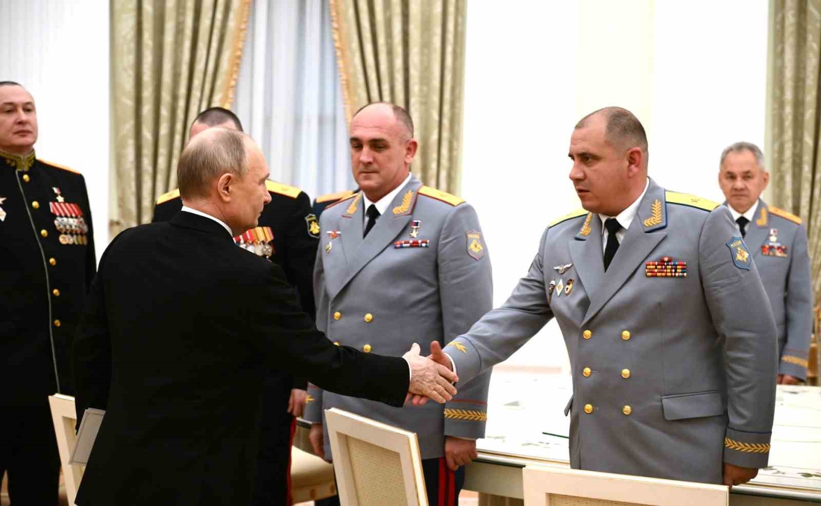 PUTİN: “ASKERLERİMİZİN ÜSTÜNDE SİNEK GİBİ İHA’LAR UÇUYOR”