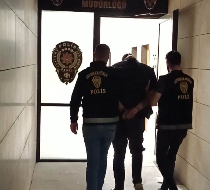 Afyonkarahisar’da çıkan kavgada ağabeyini bıçaklayarak öldüren şahıs, sevk edildiği mahkeme