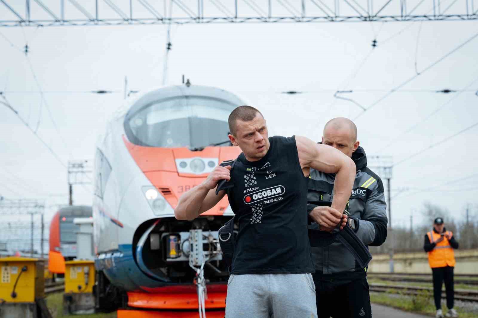 RUS ATLET DENİS VOVK, ST. PETERSBURG ŞEHRİNDE 650 TON AĞIRLIĞINDAKİ