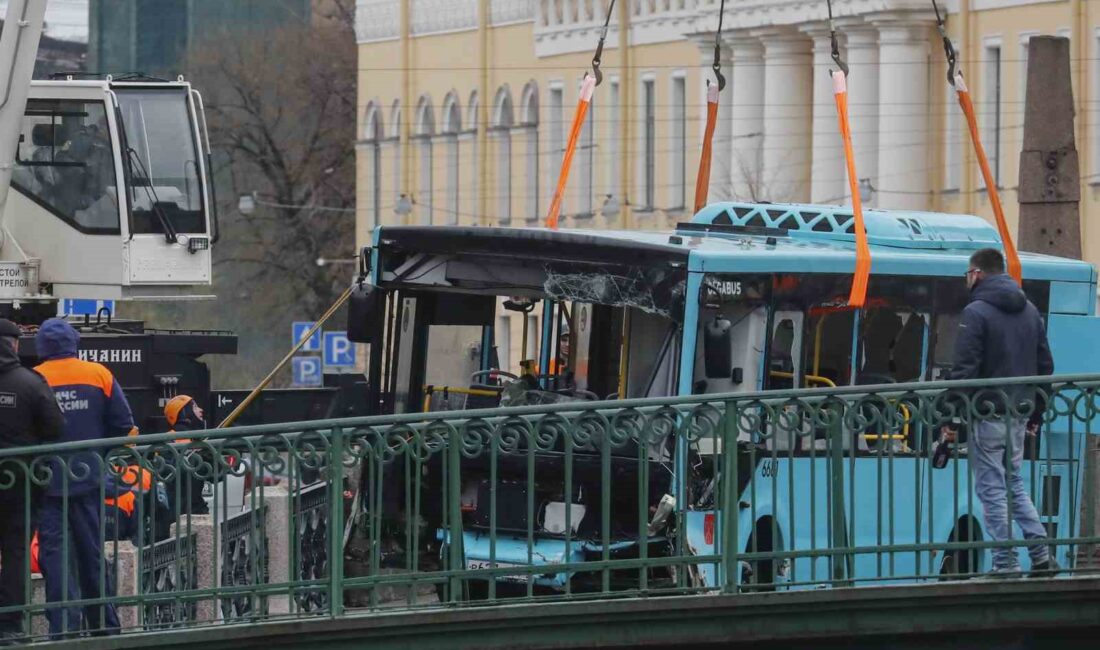 RUSYA’NIN ST. PETERSBURG KENTİNDE DÜN NEHRE UÇAN BİR YOLCU OTOBÜSÜNDE