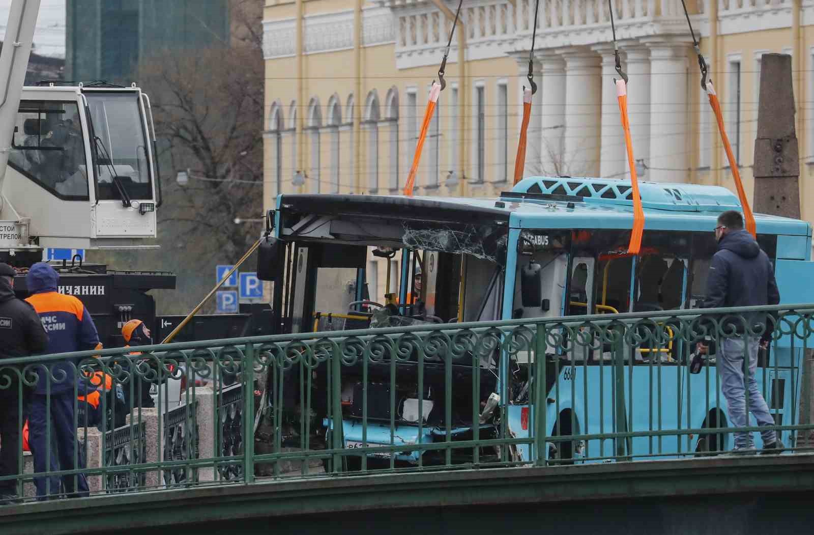RUSYA’NIN ST. PETERSBURG KENTİNDE DÜN NEHRE UÇAN BİR YOLCU OTOBÜSÜNDE