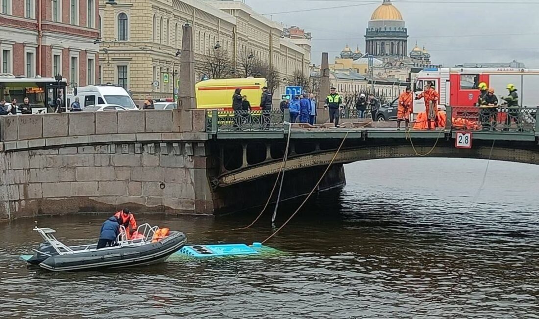 Rusya’nın St. Petersburg kentinde yolcu otobüsünün nehre uçması sonucu en