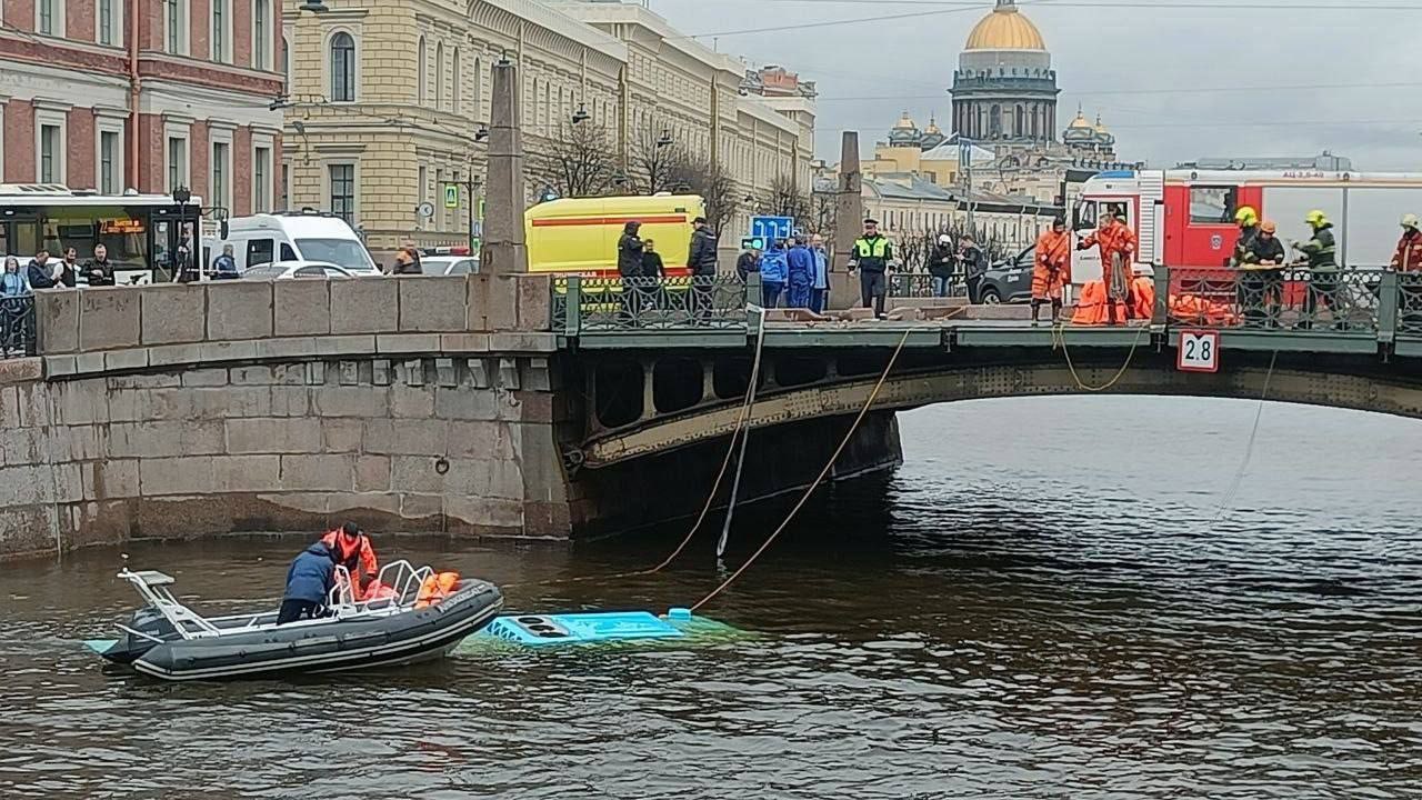 Rusya’nın St. Petersburg kentinde yolcu otobüsünün nehre uçması sonucu en