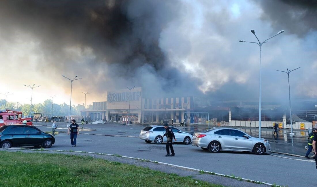 RUSYA'DAN UKRAYNA’DA İNŞAAT MALZEMELERİ SATAN HİPERMARKETE SALDIRI: 2 ÖLÜ