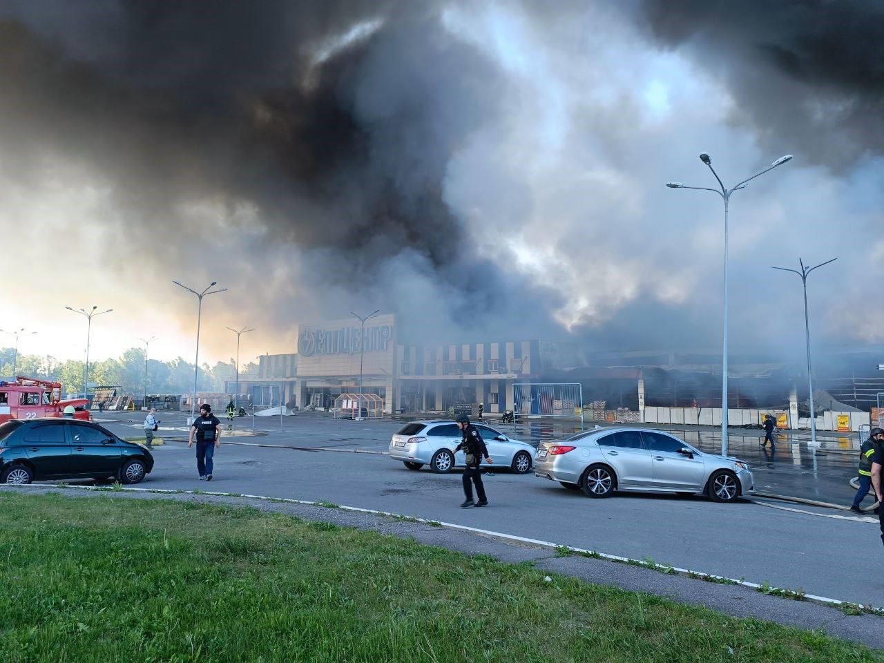 RUSYA'DAN UKRAYNA’DA İNŞAAT MALZEMELERİ SATAN HİPERMARKETE SALDIRI: 2 ÖLÜ